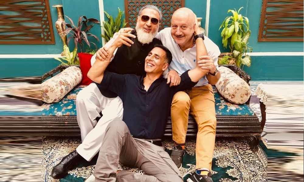 Akshay Kumar reunites with his 90s buddies, Anupam Kher and Gulshan Grover