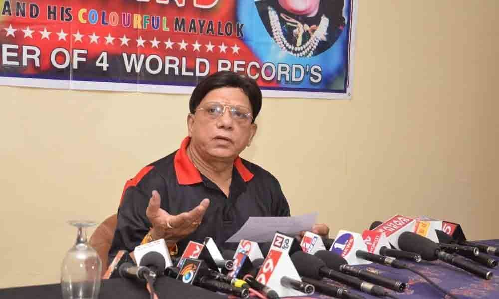 Magician Jadugar Anand urges govts to preserve the art