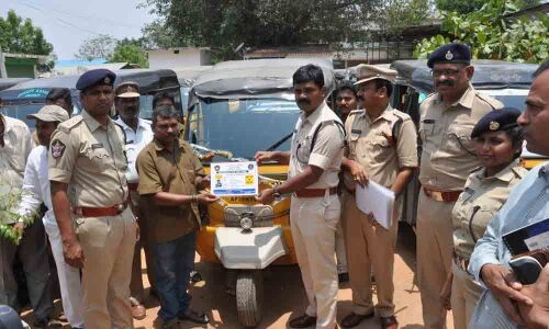 SP distributes stickers for auto rickshaws in Vizianagaram