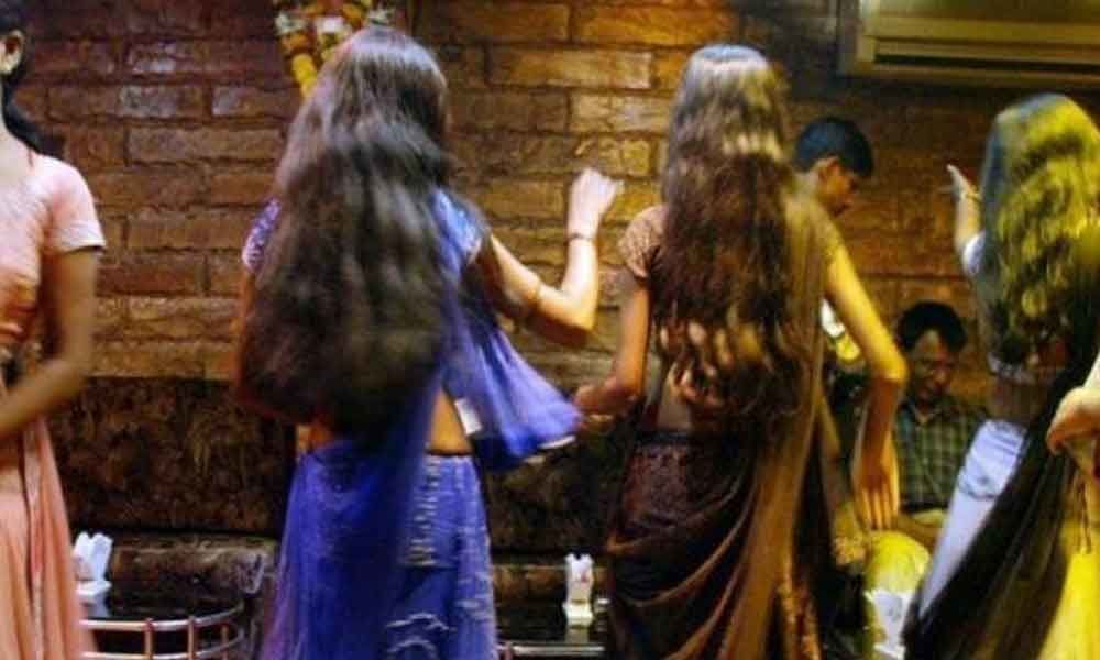Government official among 15 arrested in a raid at dance bar in Mumbai