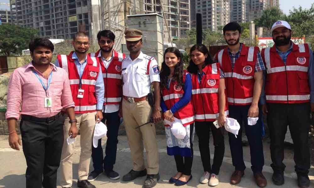Volunteers help ease traffic snarls in city