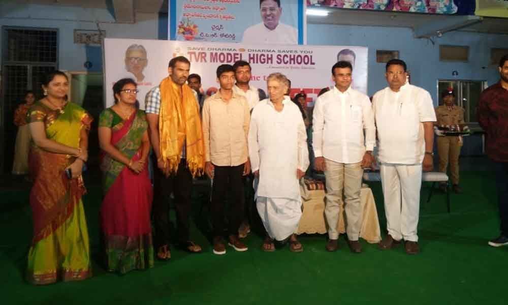 MLA Vivekananda lauds meritorious students