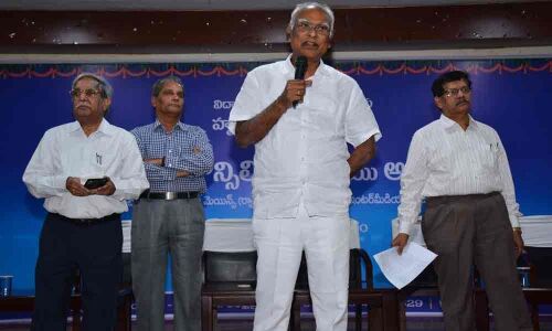 10 lakh awarded to lectures of Vignan