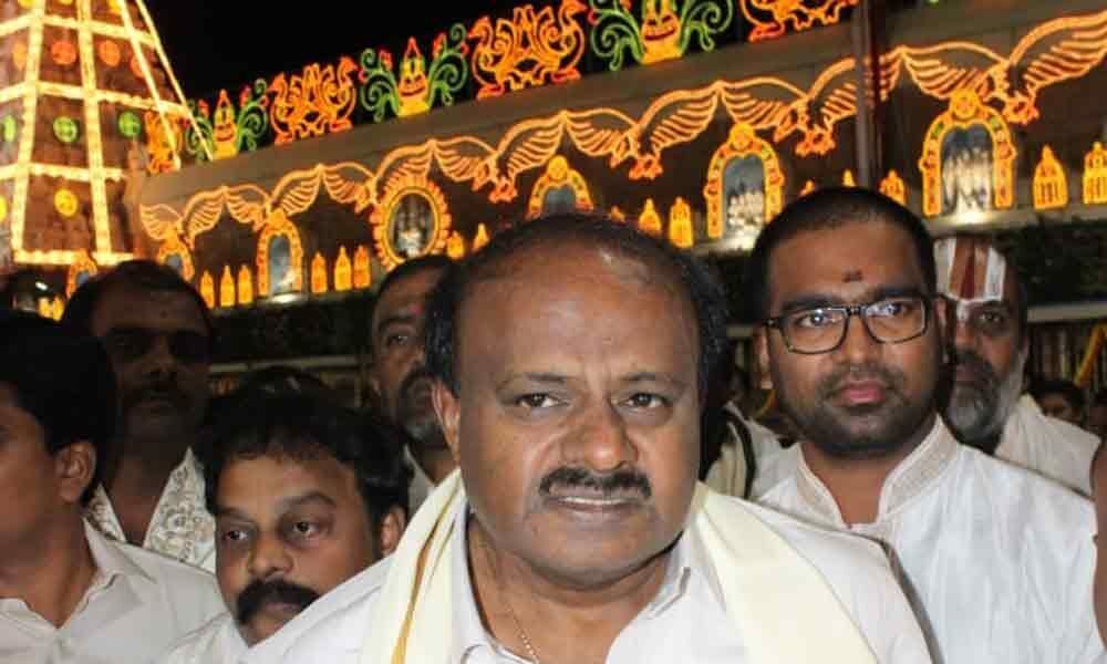 Karnataka CM Kumaraswamy visits Tirumala temple