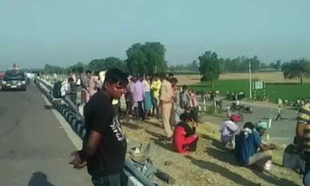 5 dead, over 30 injured as bus rams tractor on Lucknow-Agra Expressway