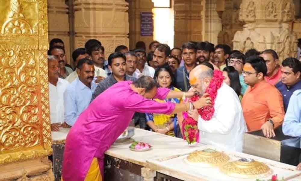 Amit Shah along with family offers prayers at Somnath temple