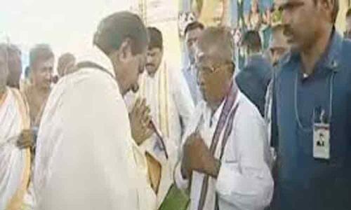 KCR offers prayers at Kaleshwaram temple in Warangal