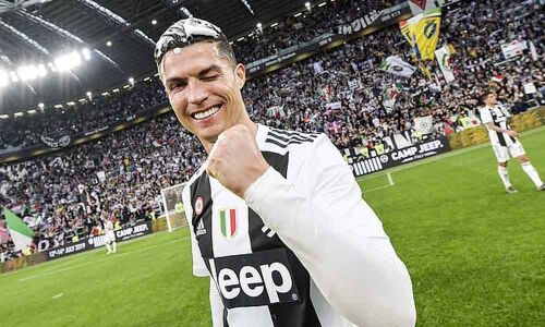 Cristiano Ronaldo receives Serie A Player of the Year award