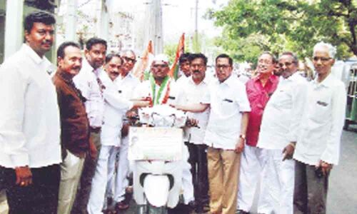 APCC leader visits Delhi to meet Rahul Gandhi