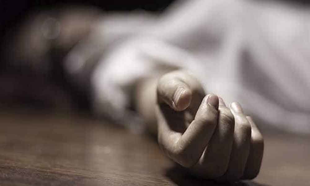 Lover commits suicide by jumping from girlfriends house in Nandyal