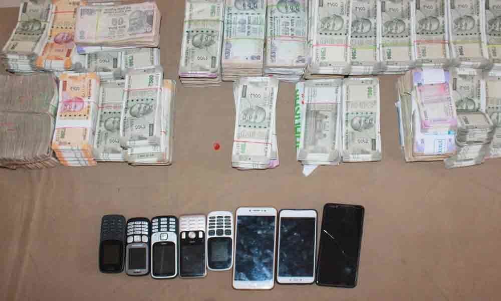 7 cricket bookies held, 25 lakh seized