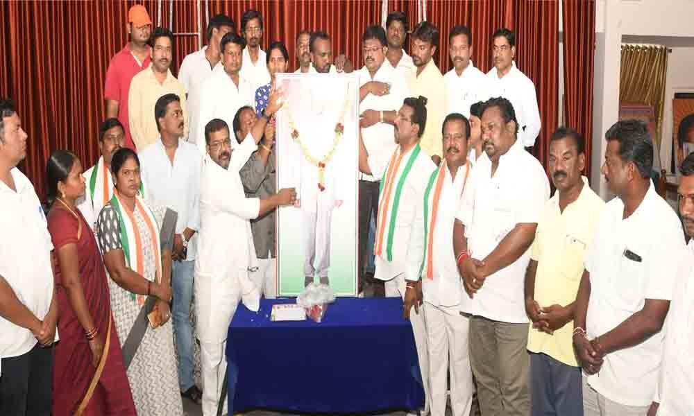 Congress pay tributes to Rajiv Gandhi in Warangal