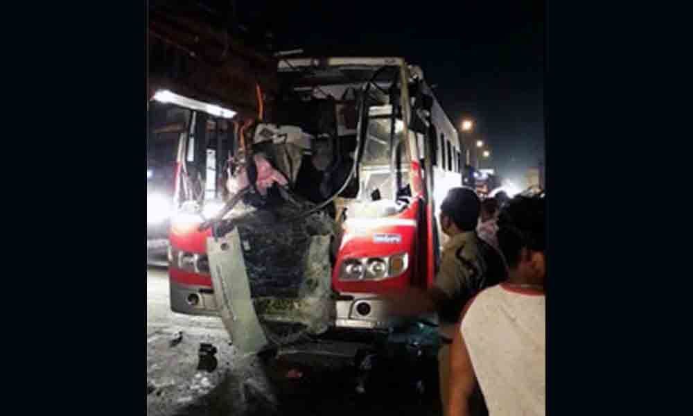 Bus driver killed in mishap at Panthangi toll plaza