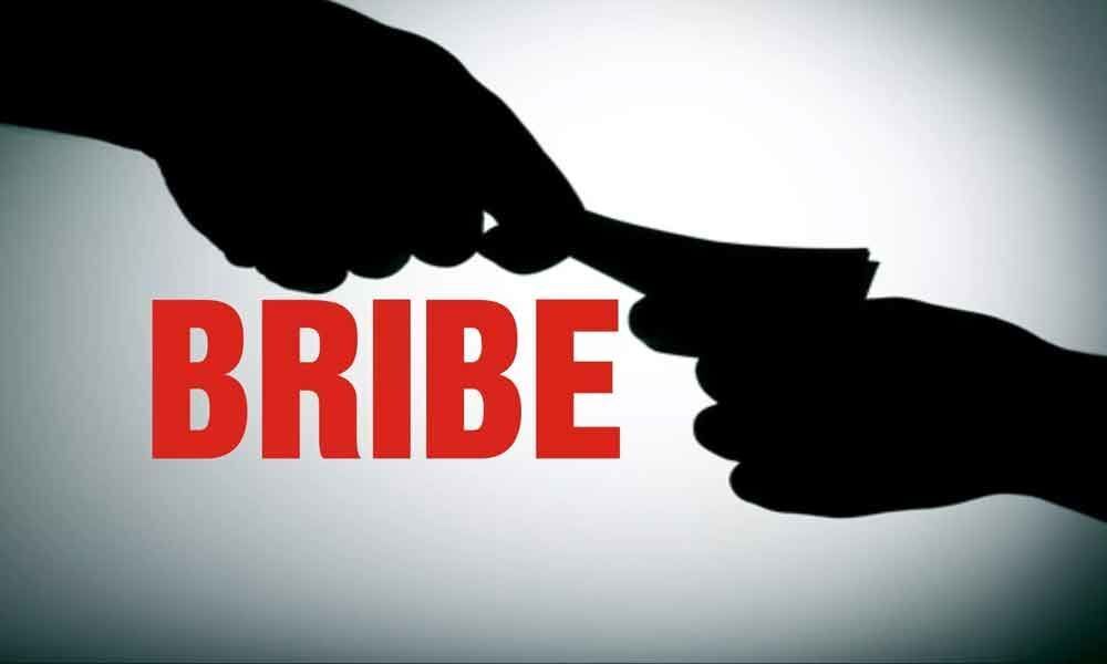 SI caught red handed while taking bribe in Nalgonda