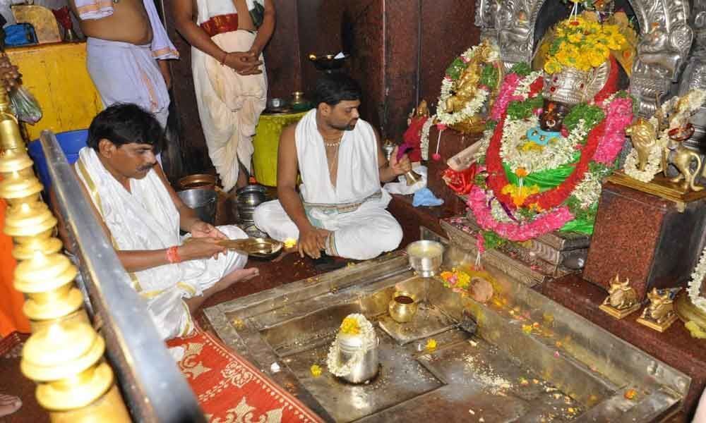 BB Patil offers special prayers
