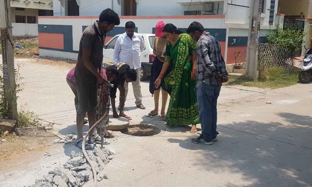 Corporator Lakshmi Prasanna Goud inspects drainage repairs