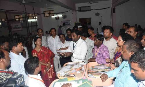 Aruna dares KCR to resign and go for re-elections