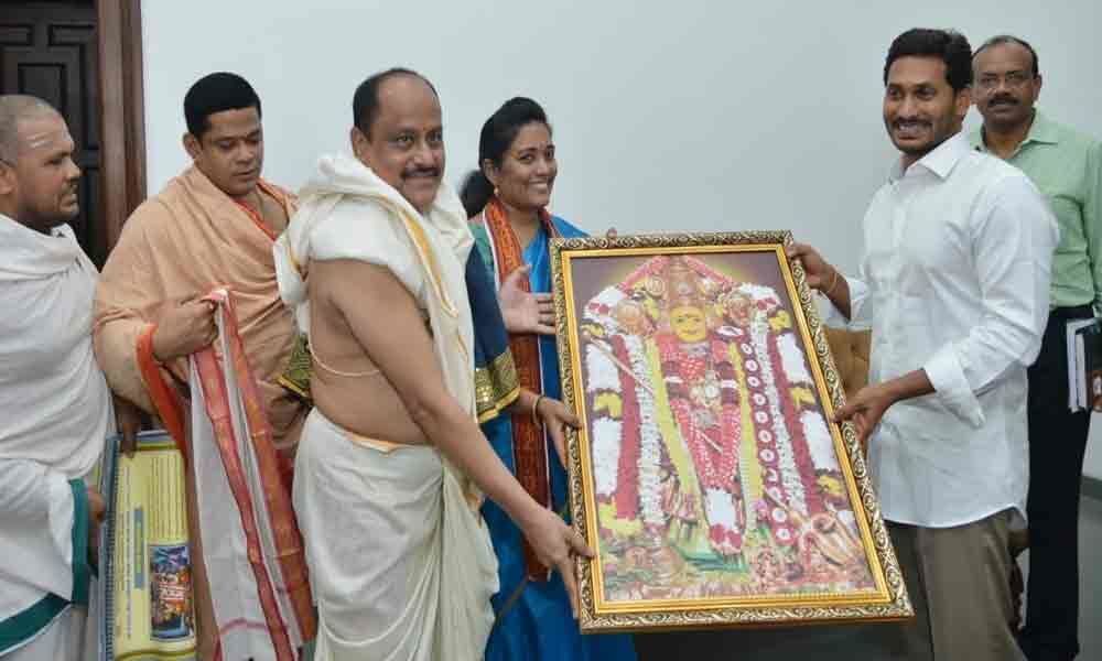 Durga Malleswaraswami temple EO, priests bless Jaganmohan Reddy