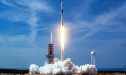SpaceX launches first 60 satellites of its internet network