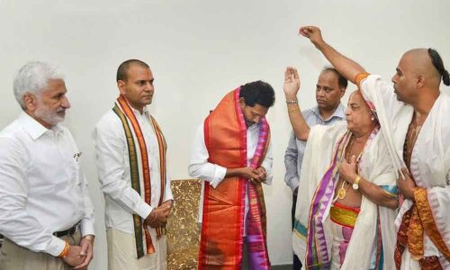 Leaders, officials make beeline to Tadepalli