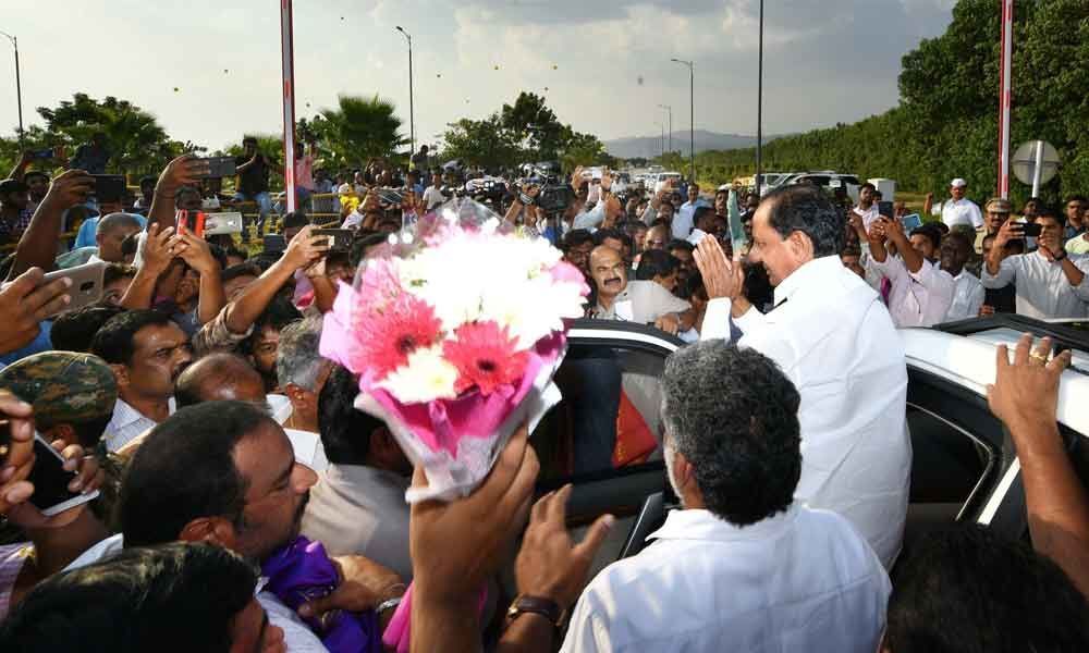 Rousing reception to KCR in Tirupati