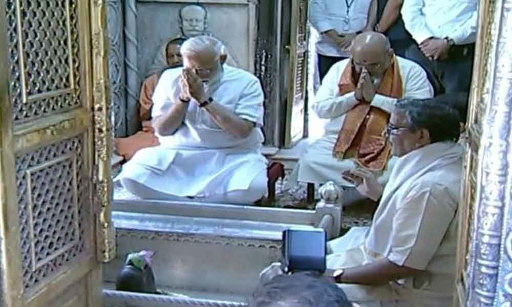 PM Modi visits Kashi Vishwanath  temple to offer prayers post victory