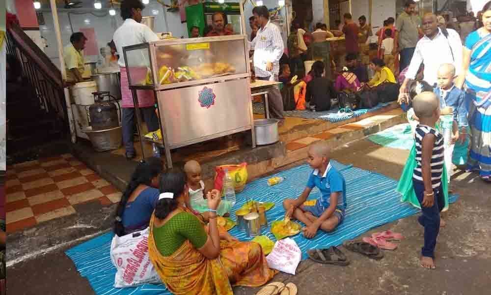 Hoteliers fleece devotees in Tirumala