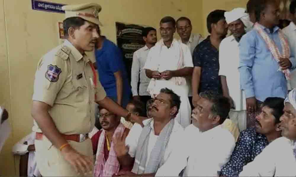 Paddy farmers stage protest seeking release of pending dues in Nagarkurnool