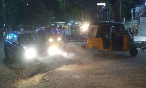 Defunct traffic signal sparks traffic chaos