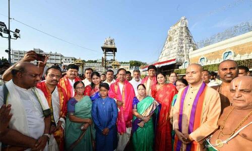 KCR offers prayers at Tirumala temple