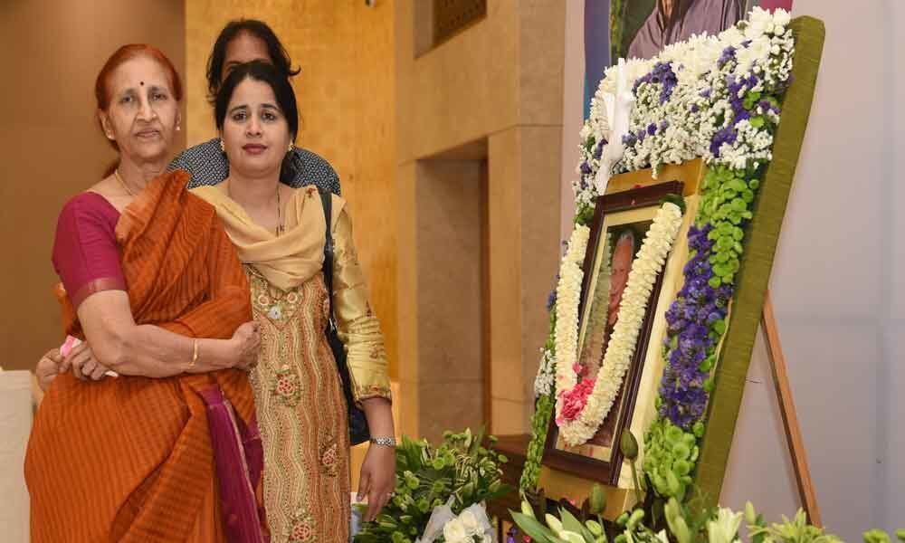 Family and art fraternity pay homage to artist Surya