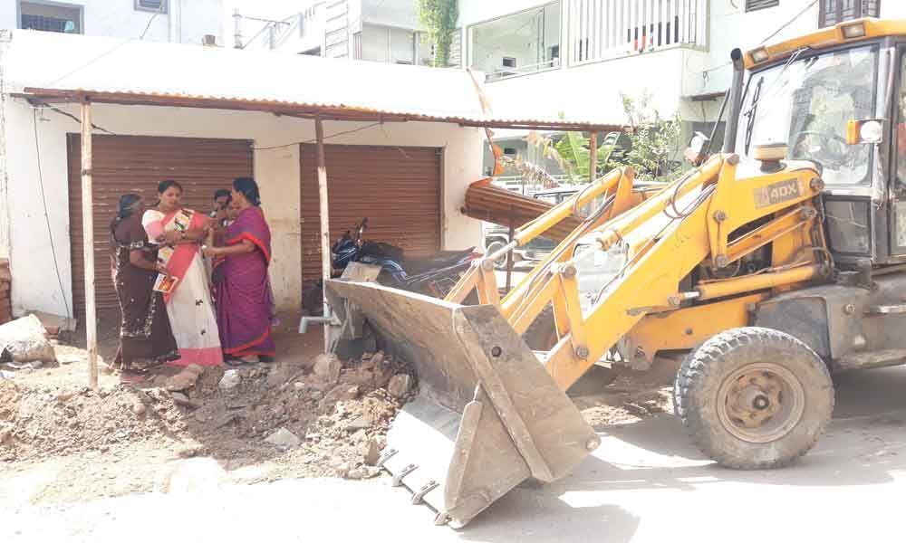 Corporator Cheruku Sangeetha Prasanth Goud inspects road cleanliness works