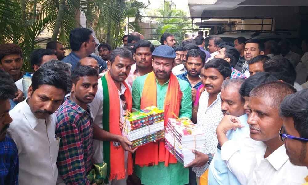 People flock to Kishan Reddy with books