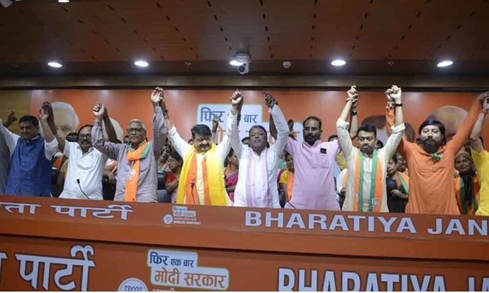 Huge setback for Mamata : 2 TMC MLAs, 60 councillors join BJP