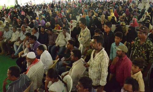 Harish distributes Ramzan gifts