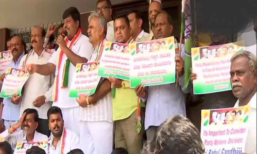 Congress workers protest against Rahul Gandhis resignation