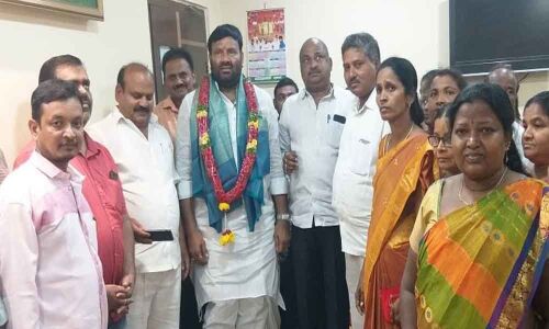 Congress leaders felicitate Srisailam Goud