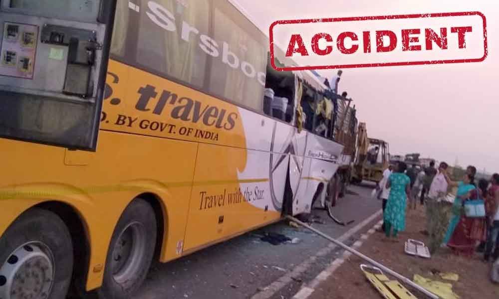 3 people killed, after a private bus rams into lorry in Kurnool