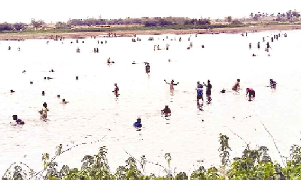 Villagers loot Rs 25 lakh worth fish from Kandibanda pond
