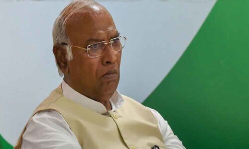 Amid Congress leadership crisis, Kharge meets Ahmed Patel