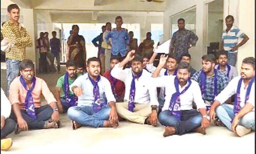 TSMSF protests against Sri Chaitanya School