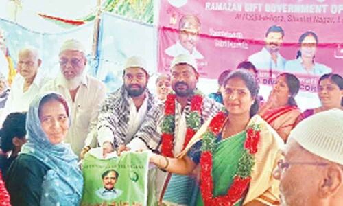 TRS leaders T Trinethra Goud present Ramzan gifts