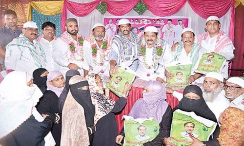 MLA Gopal distributes Ramzan tohfa kits