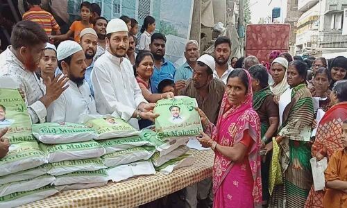 TRS leader distributes Ramzan gifts