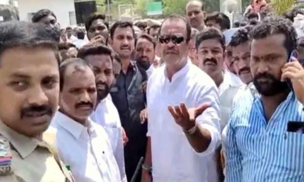 Go back Komatireddy, TRS activists raise slogans against Congress leader in Nalgonda