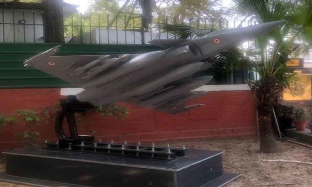 IAF erects Rafale replica outside Air Chiefs house, in front of Congress HQ