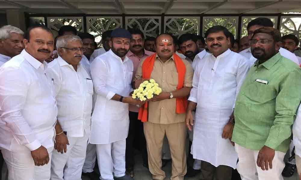 Kanna greets Union Ministers Kishan Reddy, Muralidharan