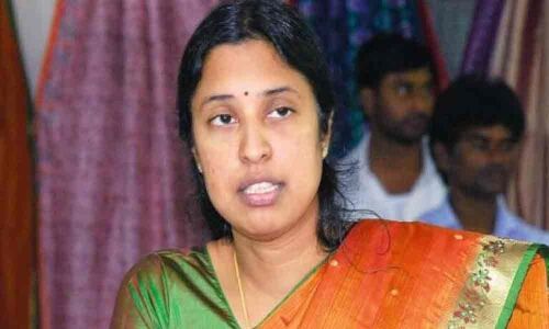 Srilakshmi meets Jaganmohan Reddy