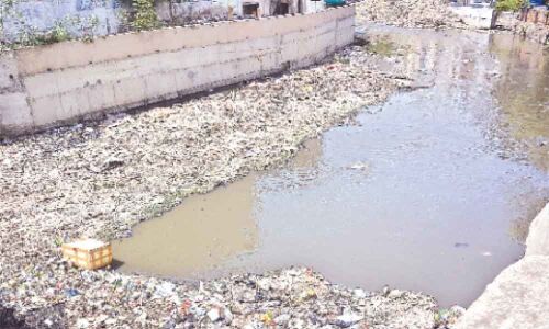 Residents fume over stinking open nala