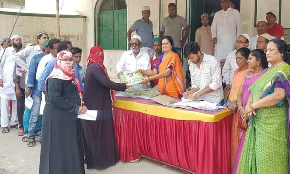 Corporator M Lakshmi Prasanna Goud distributes Ramzan gifts